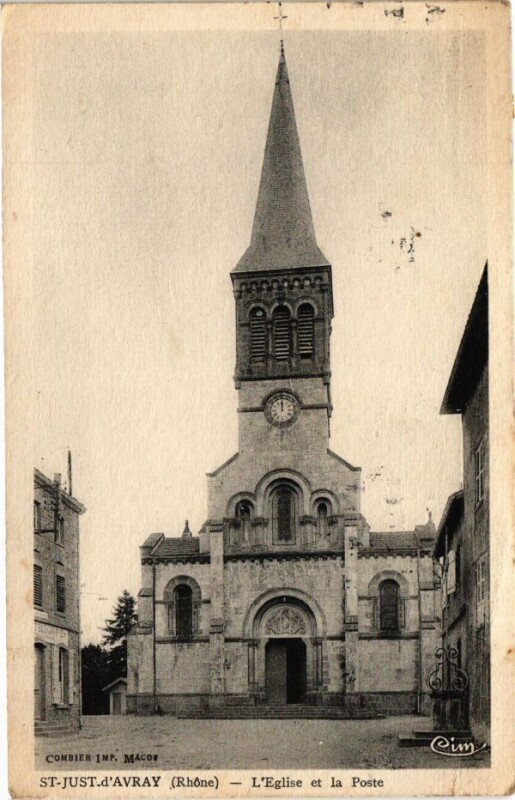 Carte postale ancienne Saint-Just d'Avray-L'Eglise et la Poste à Saint-Just-d'Avray