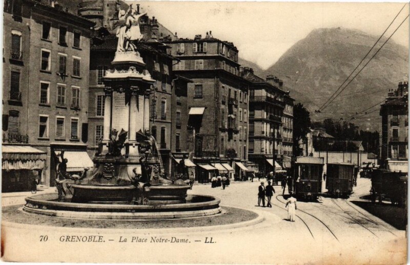 Carte postale ancienne Grenoble - La Place Notre-Dame à Grenoble