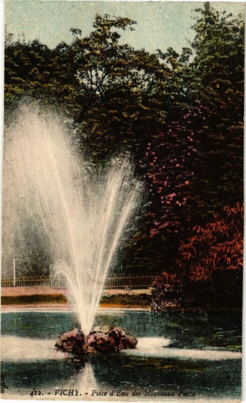 Carte postale ancienne Vichy Piéce d'Eau des Nouveaux Parcs à Vichy