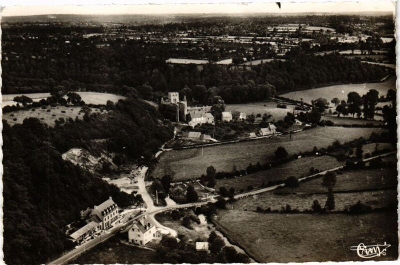 Carte postale ancienne Hambye - Vue générale aerienne de Hotels et de l'Abbaye à Hambye