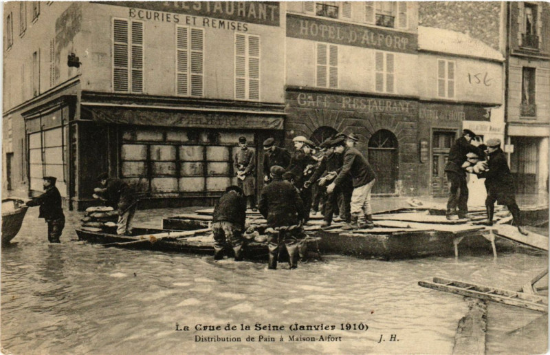 Carte postale ancienne La Crue de la Seine Distribution de Pain a Maisons-Alfort à Maisons-Alfort