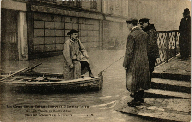 Carte postale ancienne Crue de Seine - Un Vicaire de Maisons-Alfort prete son Concour à Maisons-Alfort