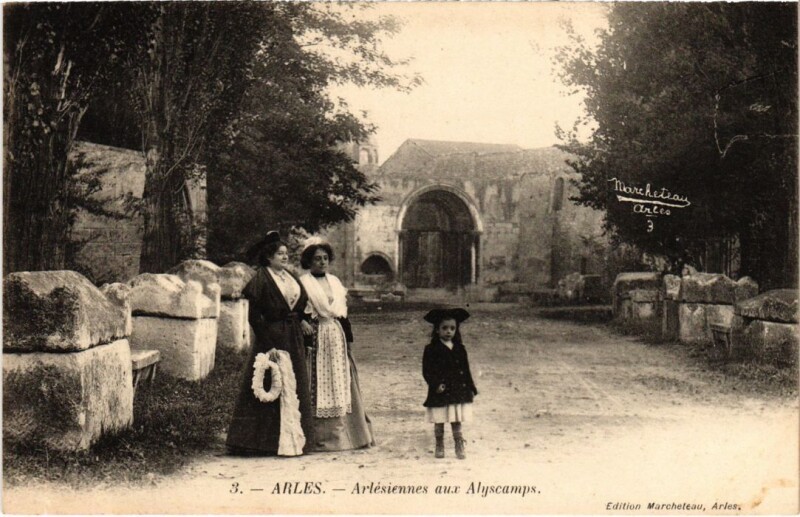 Carte postale ancienne Arles Arlesiennes aux Alyscamps à Arles