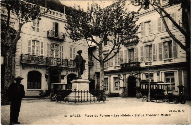 Carte postale ancienne Arles Place du Forum - Les Hotels - Statue Frederic Mistral à Arles