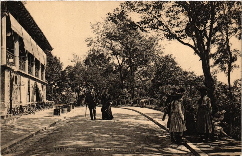 Carte postale ancienne Parc des Buttes-Chaumont, une allée à Paris 19e
