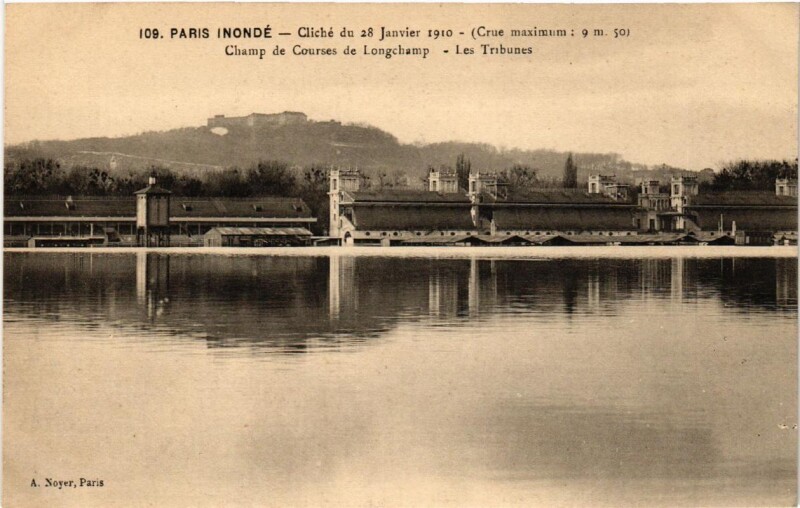 Carte postale ancienne Paris Inondé - Champ de Courses de Longchamp - les Tribunes à Paris 16e