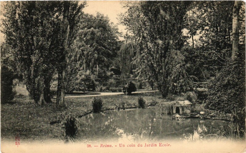 Carte postale ancienne Reims - Un coin du Jardin Ecole à Reims