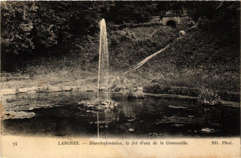 Carte postale ancienne Langres Blanchefontaine, le Jet d'eau de la Grenouille à Langres