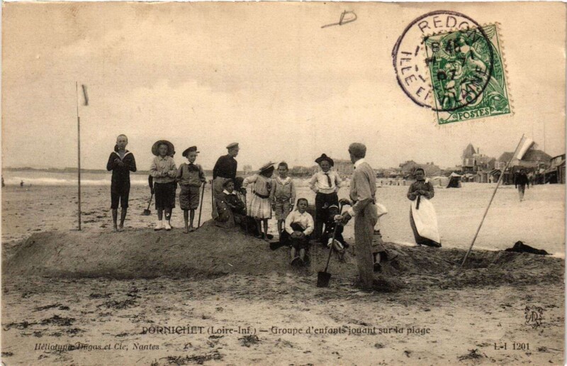 Carte postale ancienne Pornichet - Groupe d'enfants jouant sur la plage à Pornichet