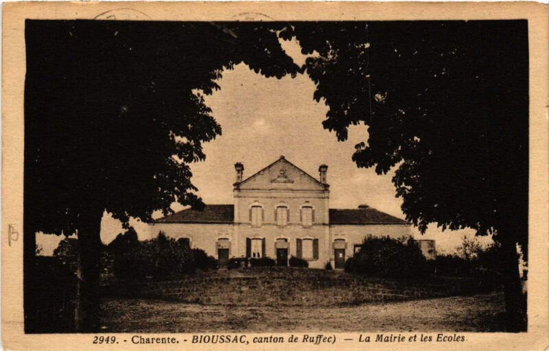 Carte postale ancienne Charente - Bioussac canton de Ruffes - La Mairie et les Ecoles à Bioussac