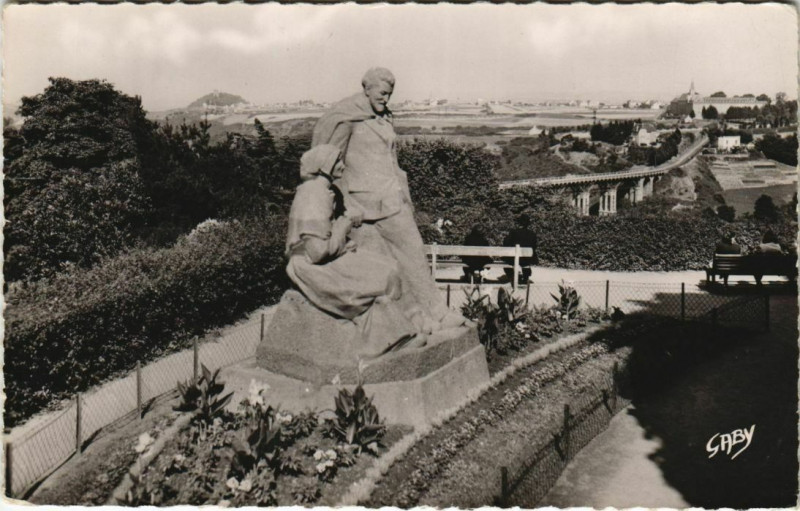 Carte postale ancienne Saint-Brieuc Monument Anatole Le Braz à Saint-Brieuc