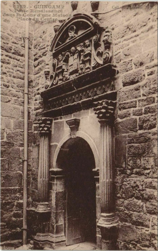 Carte postale ancienne Guingamp Porte Renaissance dans la Cour d'une Maison à Guingamp
