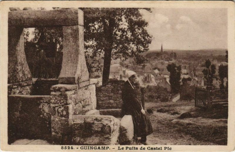 Carte postale ancienne Guingamp Le Puits de Castel Pic à Guingamp