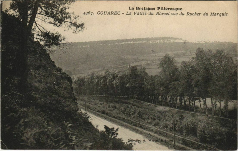 Carte postale ancienne Gouarec La Vallee du Blavel Vue du Rocher du Marquis à Gouarec