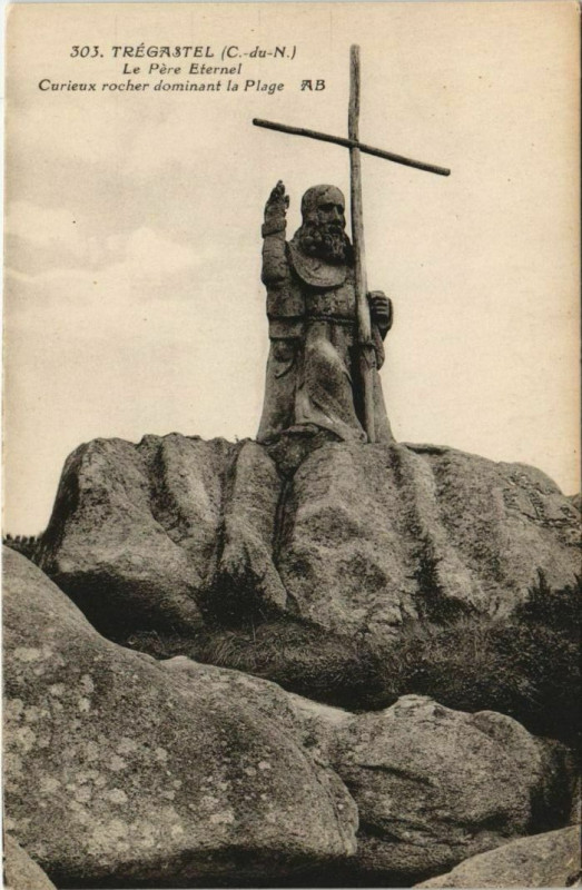Carte postale ancienne Tregastel Le Pere Eternel - Curieux Rocher Dominant la Plage