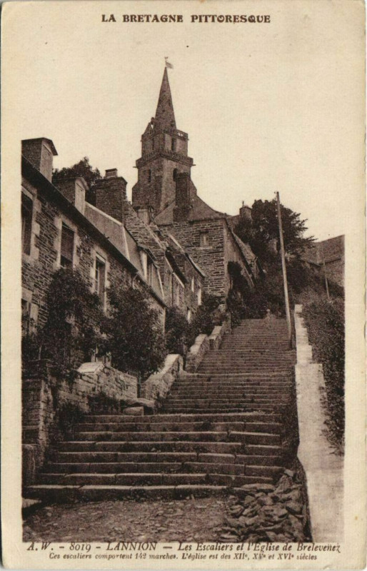 Carte postale ancienne Lannion Les Escaliers et l'Eglise de Brelevenez à Lannion