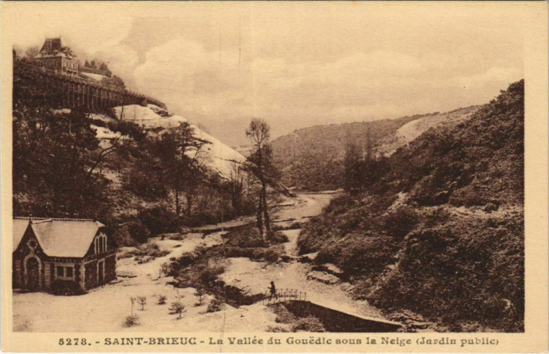 Carte postale ancienne Saint-Brieuc La Vallee du Gouedic sous la Neige - Jardin Public à Saint-Brieuc