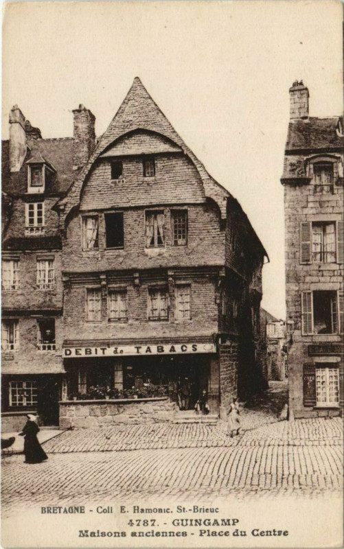 Carte postale ancienne Guingamp Maison Anciennes - Place du Centre à Guingamp