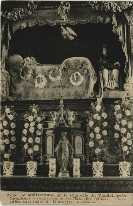 Carte postale ancienne Le Maitre-Autel de la Chapelle du Yaudet pres Lannion à Lannion