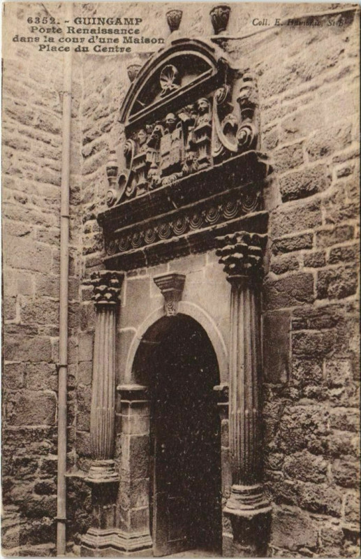 Carte postale ancienne Guingamp Porte Renaissance dans la Cour d'une Maison à Guingamp