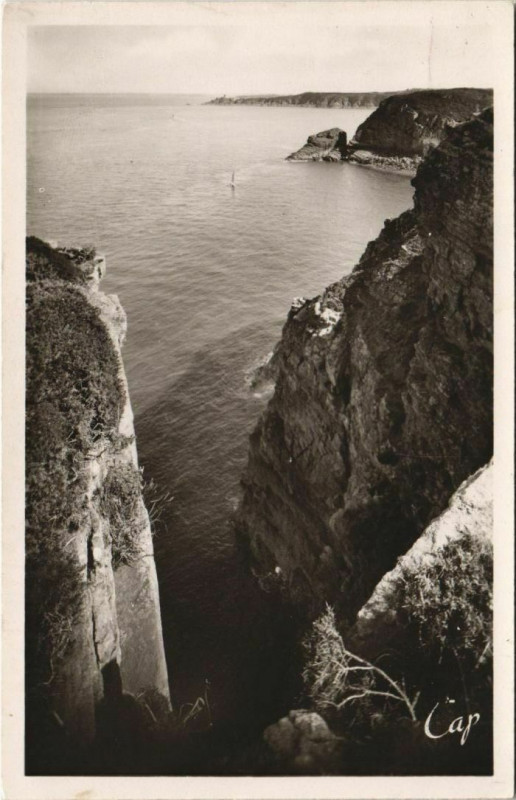 Carte postale ancienne Cap Frehel L'Anse de Sevigne et ses Falaises Vertigrineuses