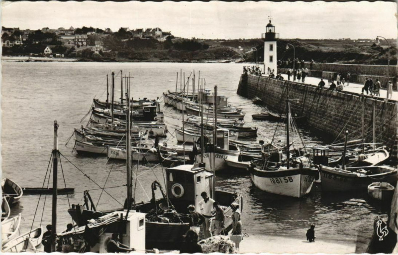 Carte postale ancienne Erquy Le Port et la Phare à Erquy