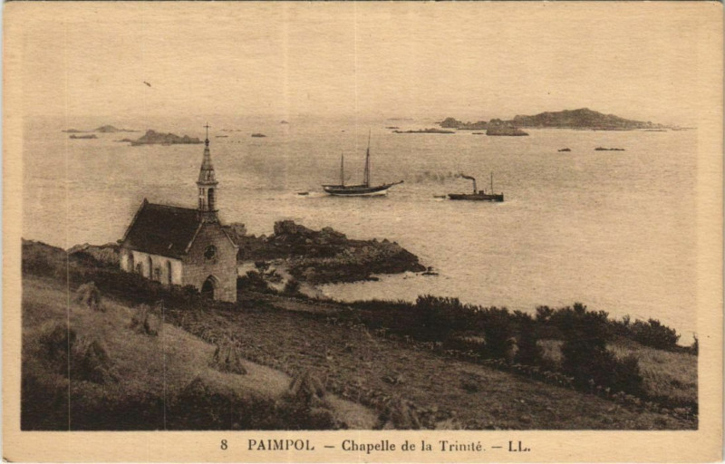 Carte postale ancienne Paimpol Chapelle de la Trinite à Paimpol