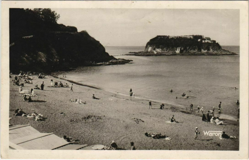 Carte postale ancienne Saint-Quay-Portrieux Un Coin de la Plage de la Comtesse à Saint-Quay-Portrieux