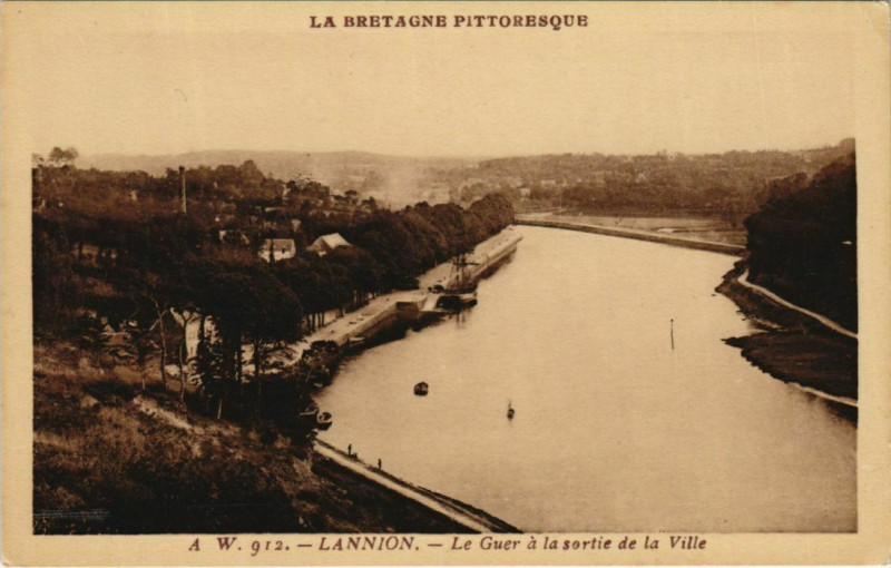 Carte postale ancienne Lannion Le Guer a la Sortie de la Ville à Lannion