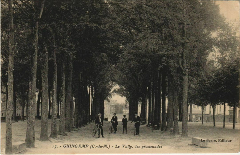 Carte postale ancienne Guingamp Le Vally - Les Promenades à Guingamp