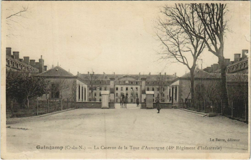 Carte postale ancienne Guingamp La Caserne de la Tour d'Auvergne à Guingamp