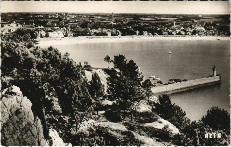 Carte postale ancienne Erquy Vue d'Ensemble sur la Plage et la Jetee à Erquy