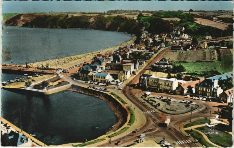 Carte postale ancienne Binic Place de Pomellec et Plage de la Bacnhe