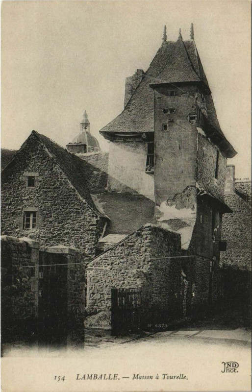 Carte postale ancienne Lamballe Maison a Tourelle