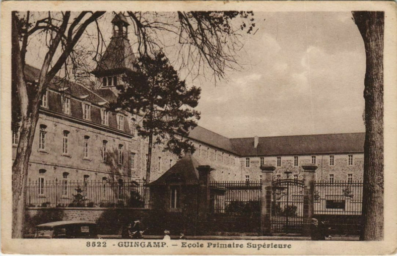 Carte postale ancienne Guingamp Ecole Primaire Superieure à Guingamp