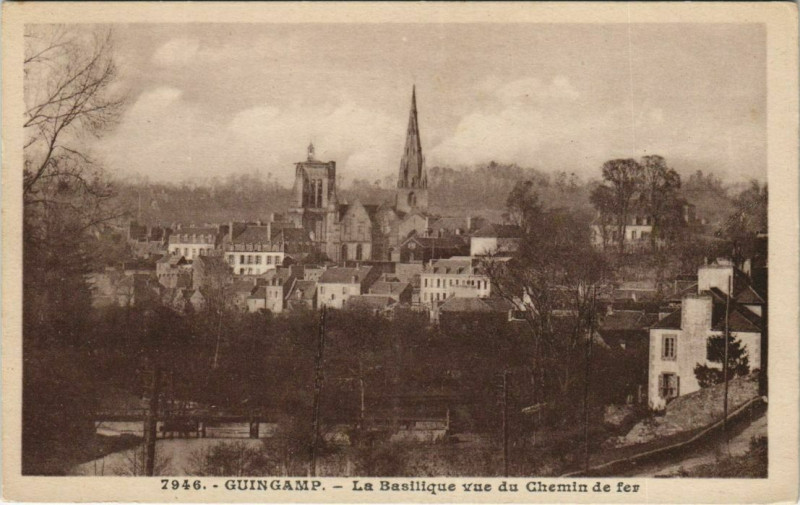 Carte postale ancienne Guingamp Le Basilique Vue du Chemin de Fer à Guingamp