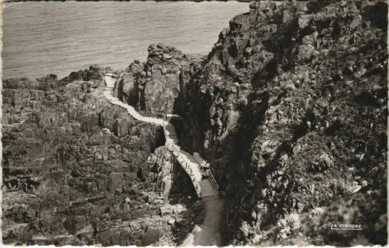 Carte postale ancienne Le Val-Andre La Promenade de la Lingouare