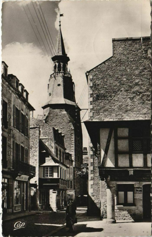 Carte postale ancienne Dinan La Tour de l'Horloge à Dinan
