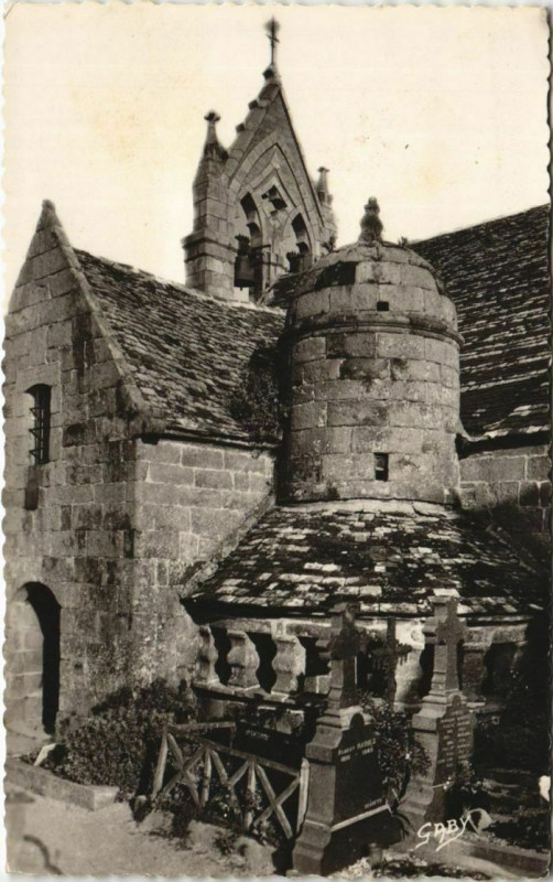 Carte postale ancienne Tregastel L'Eglise et l'Ossuaire