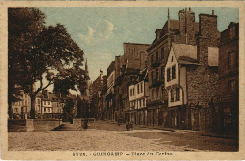 Carte postale ancienne Guingamp Place du Centre à Guingamp