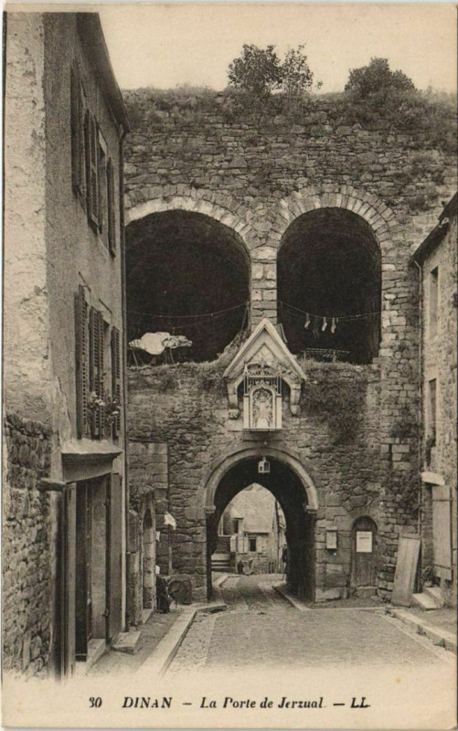 Carte postale ancienne Dinan La Porte de Jerzual à Dinan
