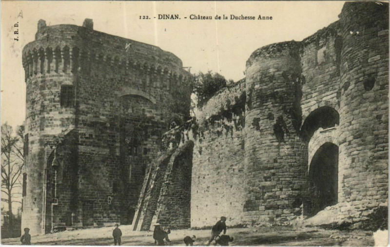 Carte postale ancienne Dinan Chateau de la Duchesse Anne à Dinan