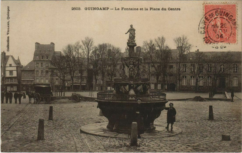 Carte postale ancienne Guingamp La Fontaine et la Place du Centre à Guingamp