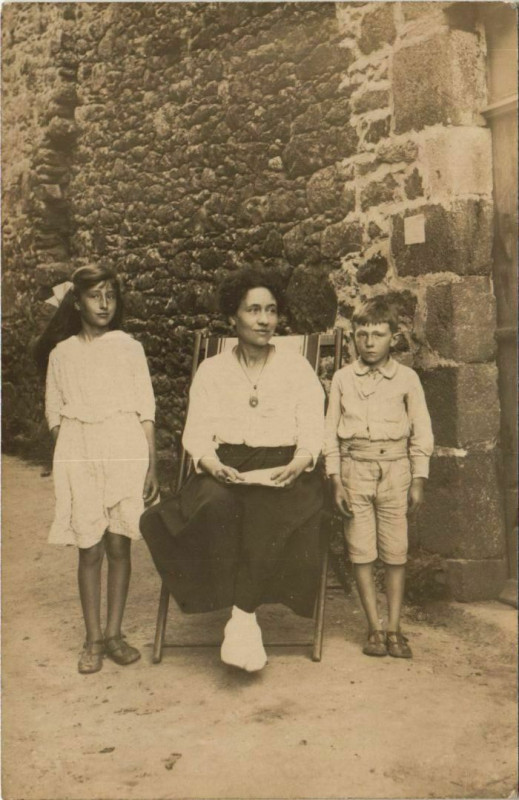 Carte postale ancienne Le Guildo Lady with her Children