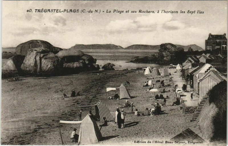 Carte postale ancienne Tregastel Plage - La Plage et ses Rochers