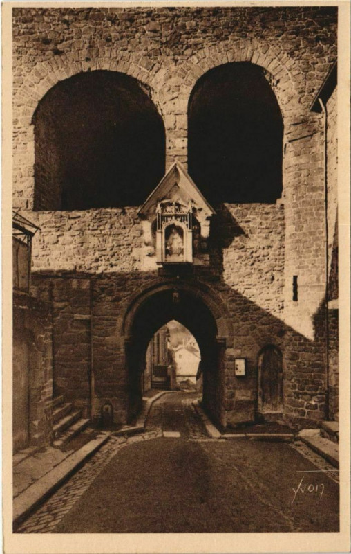 Carte postale ancienne Dinan Porte du Jerzual à Dinan