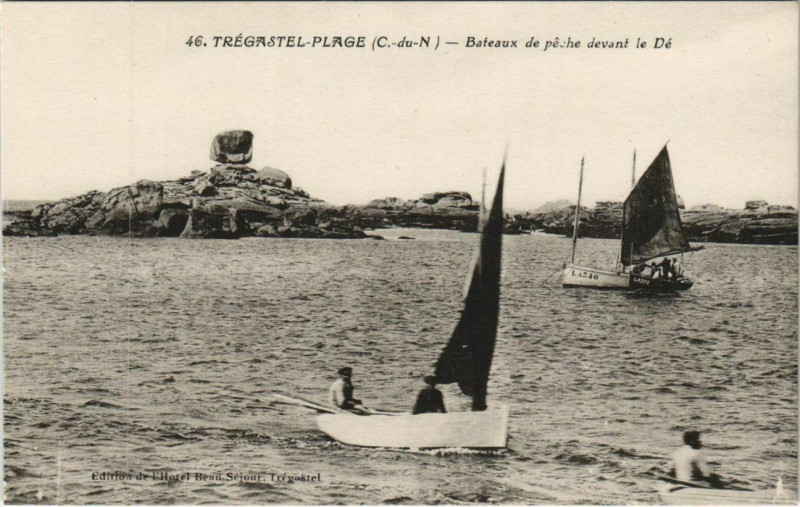 Carte postale ancienne Tregastel Plage - Bateaux de Peche devant le De