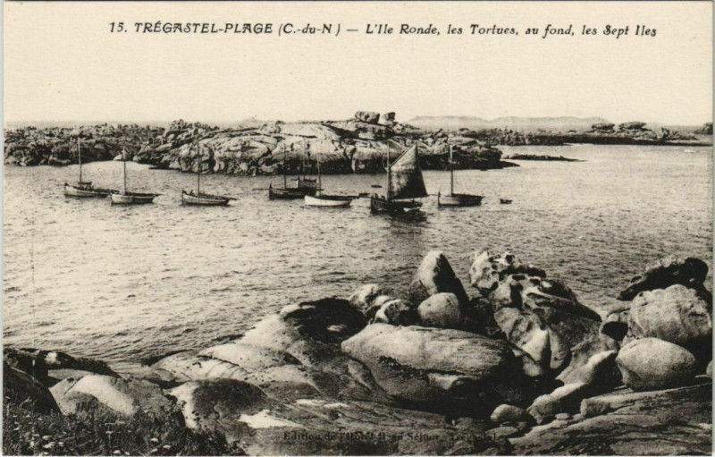 Carte postale ancienne Tregastel Plage - L'Ile Ronde - Les Tortues Au Fond les Sept Iles