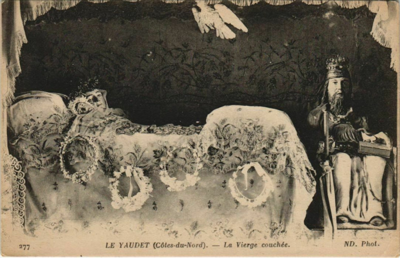 Carte postale ancienne Le Yaudet - La Vierge Couchee