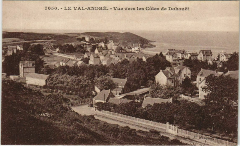 Carte postale ancienne Le Val-Andre Vue vers les Cotes de Dahouet